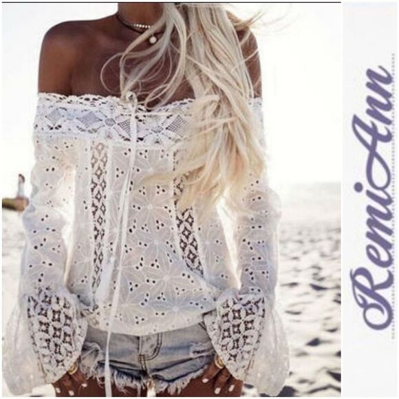 1🎉Hp🎉  Eyelet blouse - Picture 1 of 3